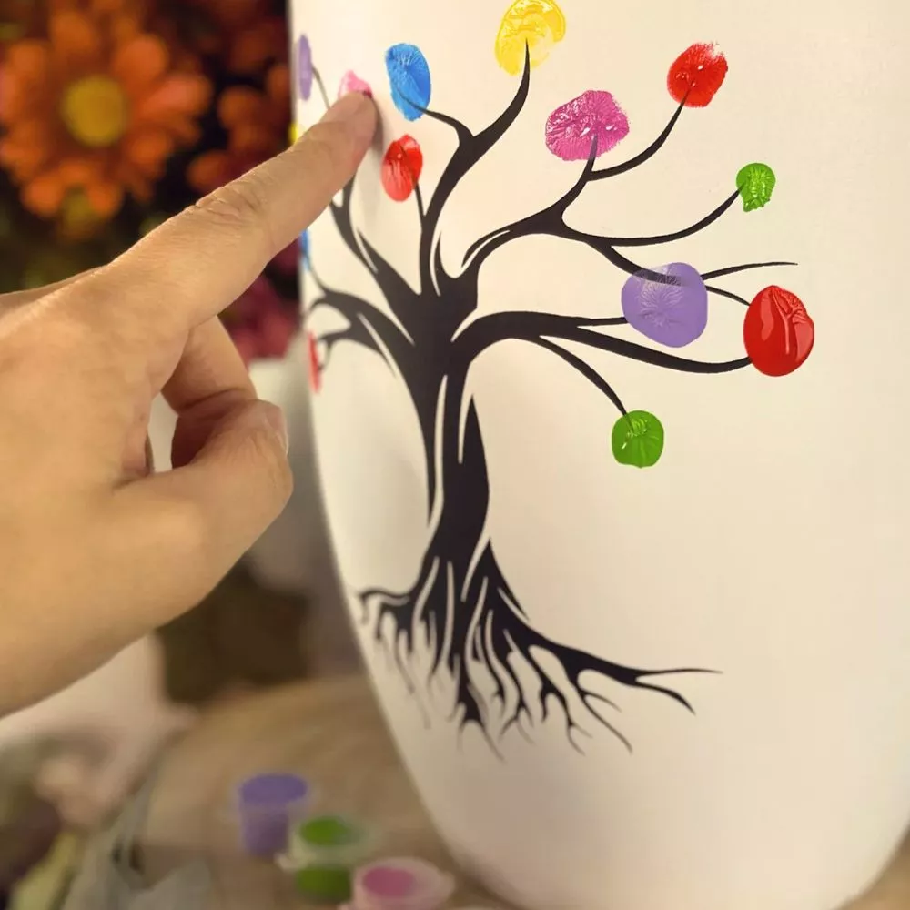 Fingerabdrücke auf die Urne mit Baum