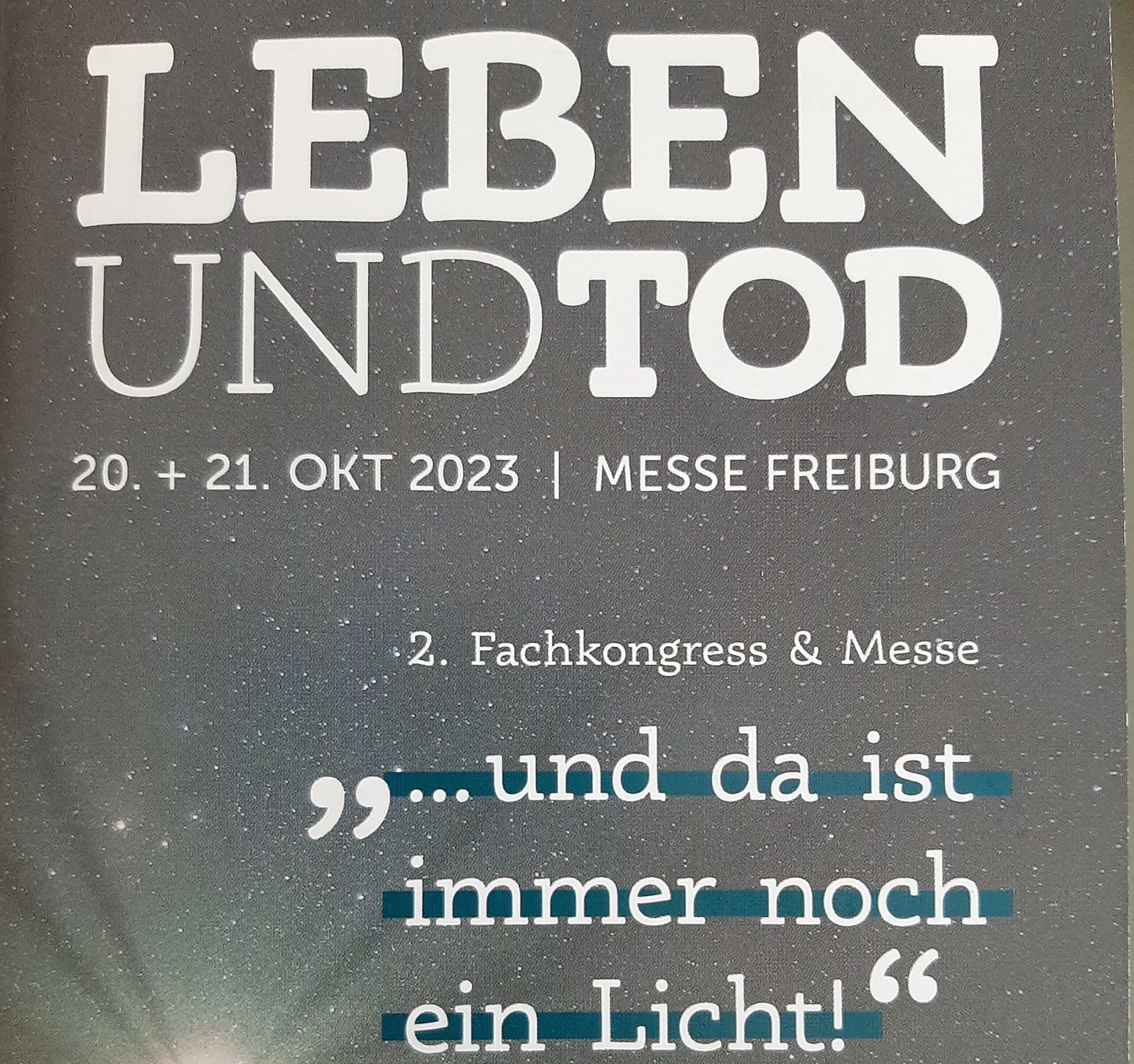 leben-und-tod-messe-freiburg-2023 Plakat zur Messe „Leben und Tod“ 2023 in Freiburg mit dem Spruch „… und da ist immer noch ein Licht!“.