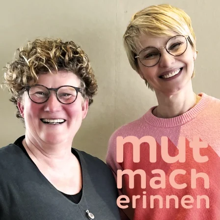 mutmacherinnen-interview-zwei-frauen Zwei lächelnde Frauen mit Brillen vor der Aufschrift „mutMacherinnen“.