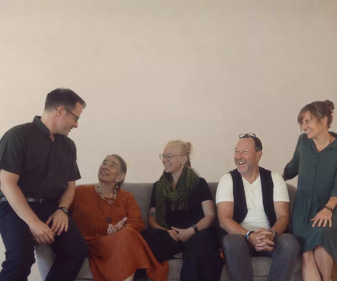 sterbenleben Team sitzt auf dem Sofa